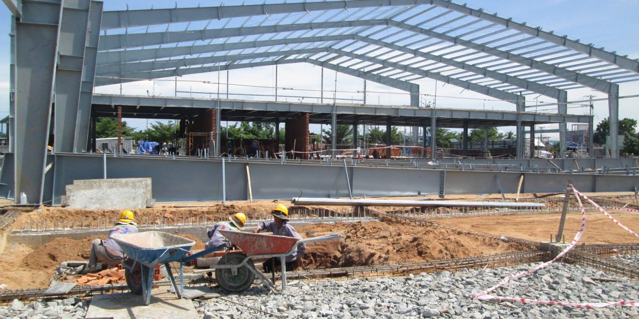 Lắp dựng kết cấu thép Trung tâm ô tô NMT – Ninh Thuận